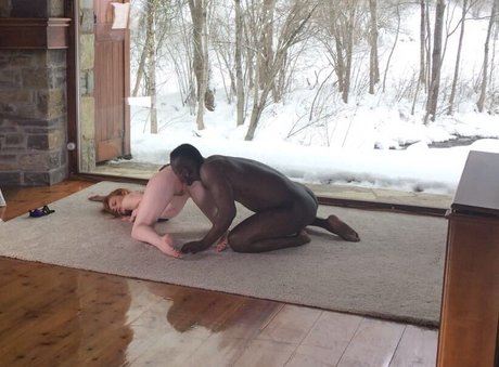 Ella Hughes エロティック女優 写真