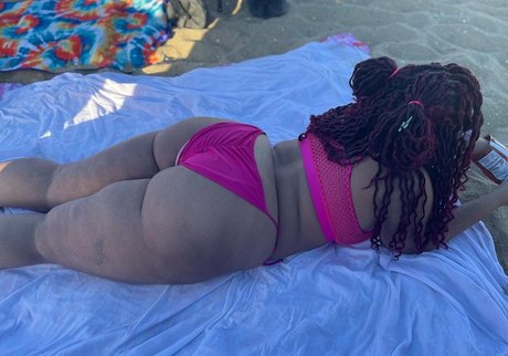 パンツを食い込ませるオンリーファンズ アートポルノ 画像