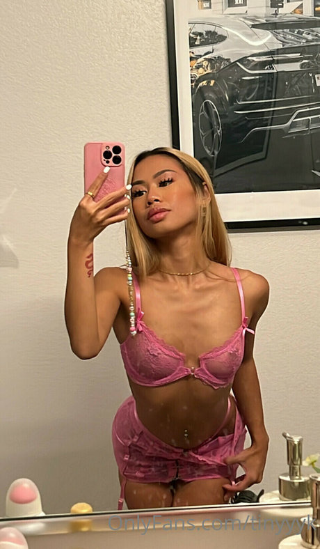 乳首 オンリーファンズ ホット 画像