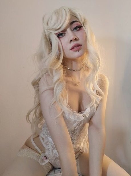 オイルを塗った巨乳オンリーファンズ ポルノ 写真