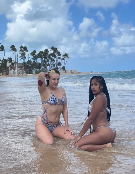 シャワー3P オンリーファンズ 美しいxxx 画像