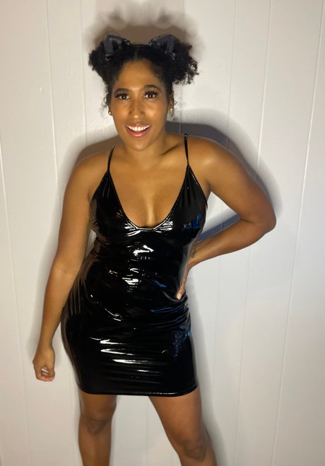 巨乳ランジェリーオンリーファンズ トップ 写真