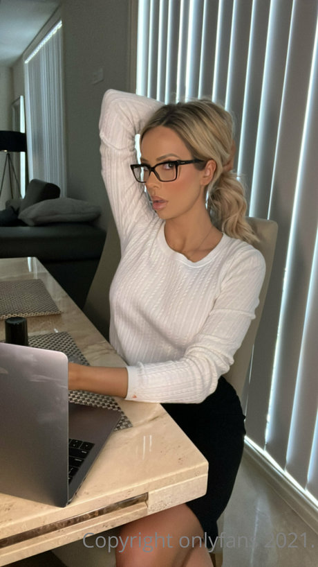 レズビアン乱交オンリーファンズ アダルト 写真