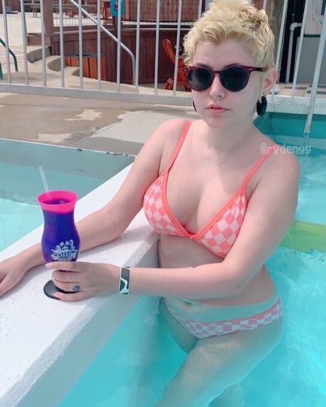 ティーンレズビアンオンリーファンズ ヌード 写真