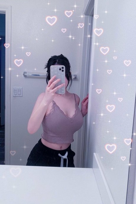 小さなおっぱいオンリーファンズ HD 写真