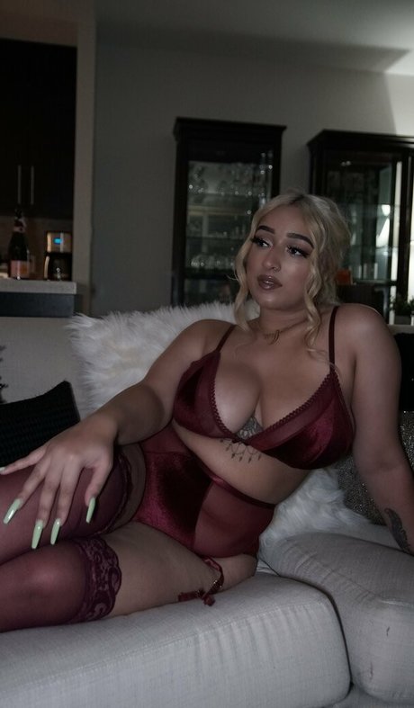 巨乳ランジェリーオンリーファンズ 無料ヌード 画像