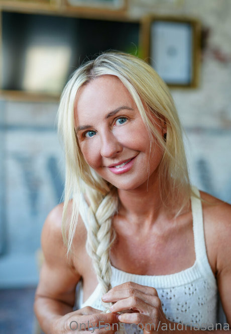 audriasana 無料モデル 写真