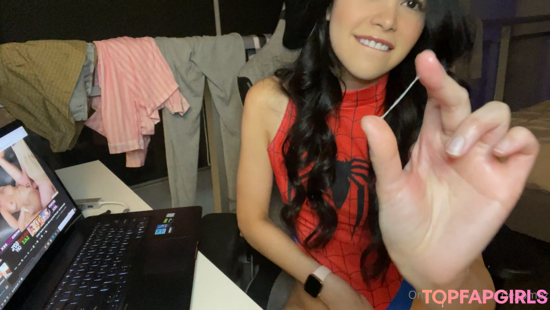 巨乳ランジェリーオンリーファンズ 無料裸 画像