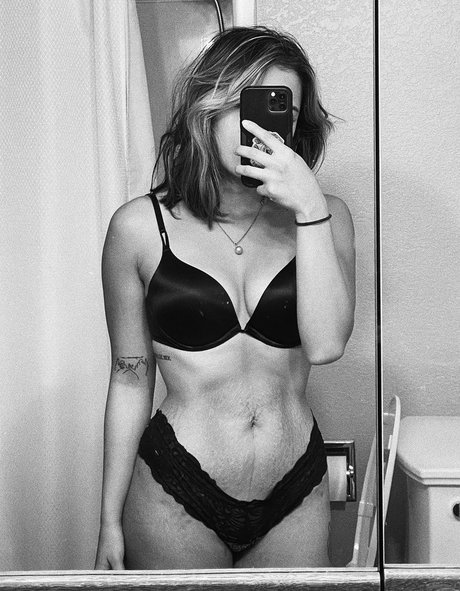 Ilah Dizon ポルノスター 裸 写真