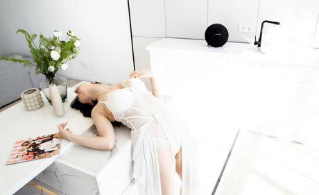 Elle Mira アダルトモデル 写真