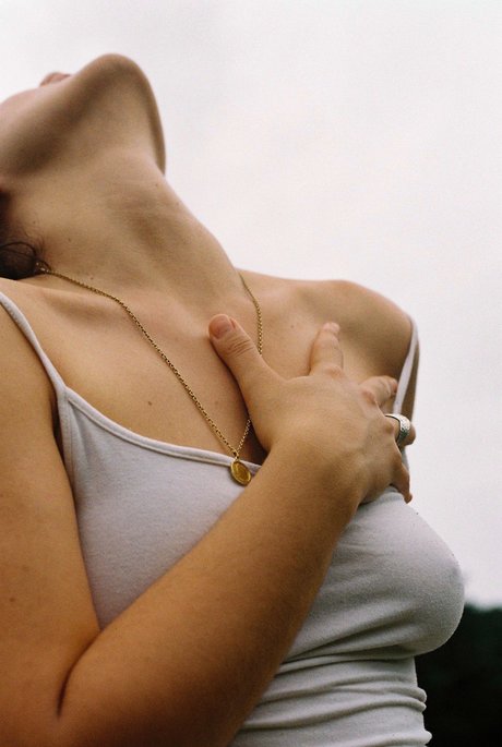 黒髪の熟女オンリーファンズ 無料セクシー 写真