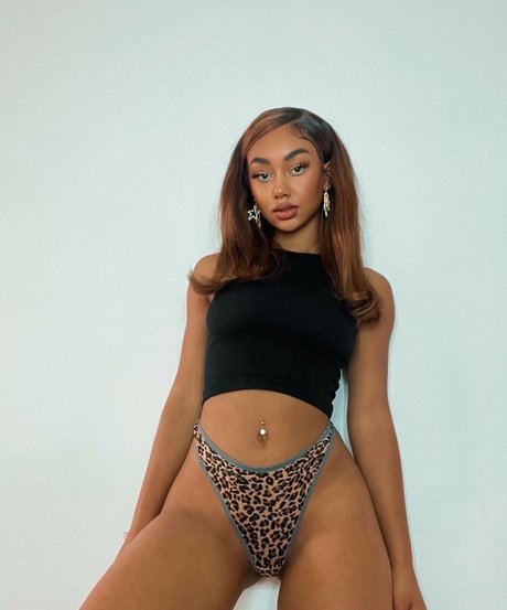 パンストオンリーファンズ 美しい裸 画像