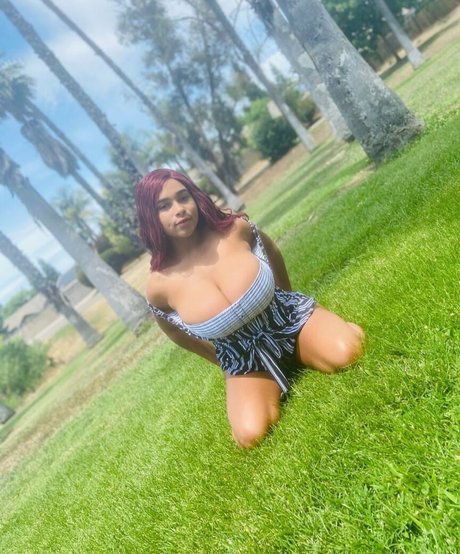 曲線美のブロンドオンリーファンズ ポルノグラフィック 画像