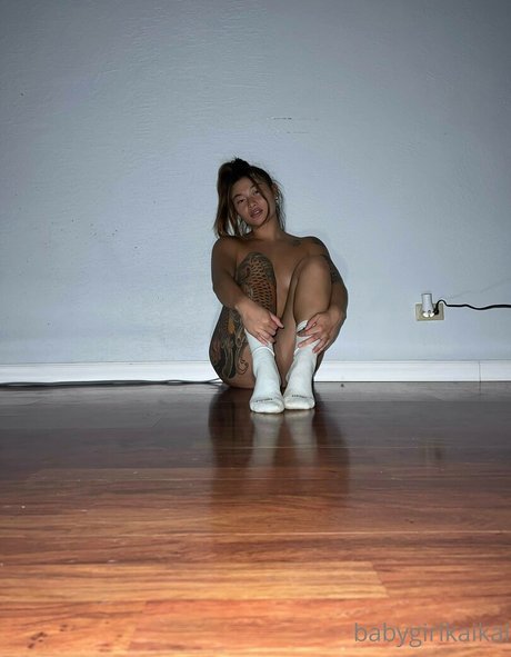 ミラーセルフィーオンリーファンズ ヌード 画像