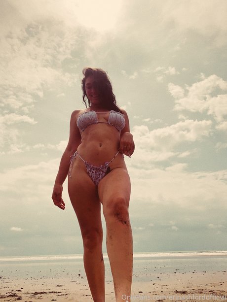 オイルを塗った巨乳オンリーファンズ ヌード 画像