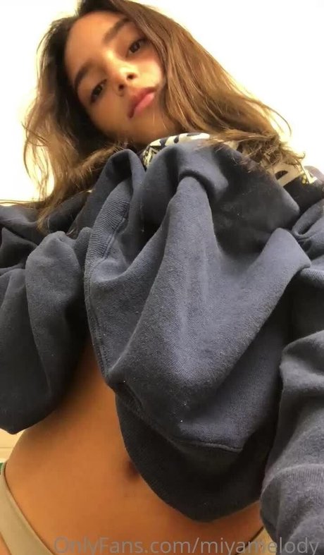 Miya Melody セクシーなスター ギャラリー