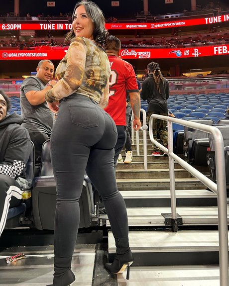 曲線美のランジェリーオンリーファンズ 美しいヌード 画像