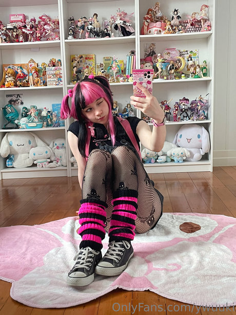 ティーンフィンガリングオンリーファンズ えろ 画像