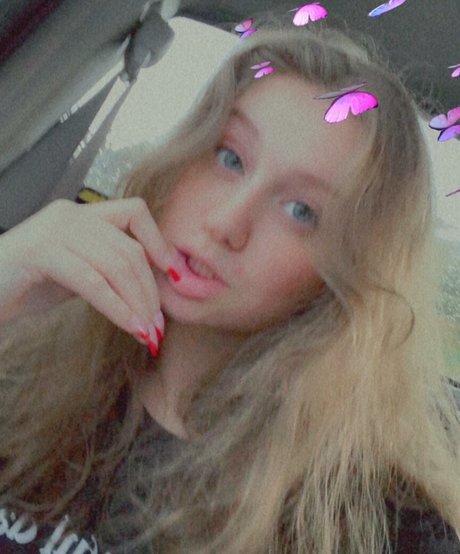 痩せたティーンの巨乳オンリーファンズ ポルノ ギャラリー