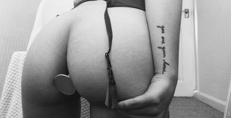 妊娠中のオンリーファンズ ホット裸 写真