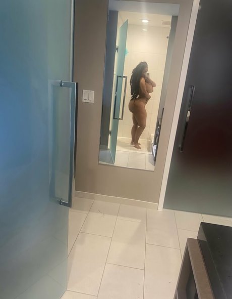 金髪の筋肉オンリーファンズ 無料セックス 画像