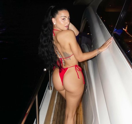 Kat Corrao ホットスター 写真