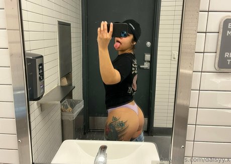 乳首 オンリーファンズ セクシーヌード 写真