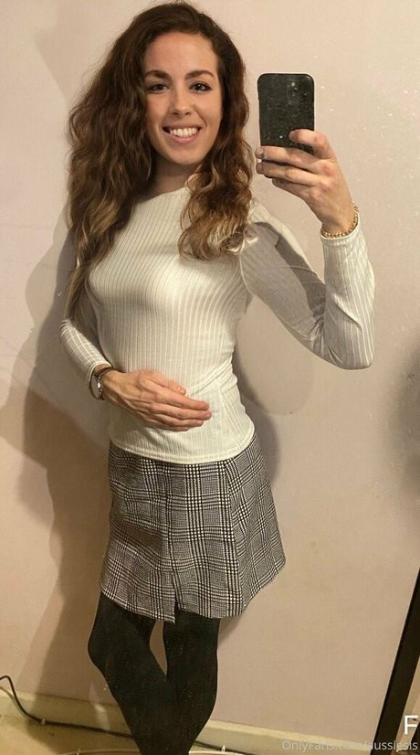 曲線美のランジェリーオンリーファンズ 無料セクシー 画像