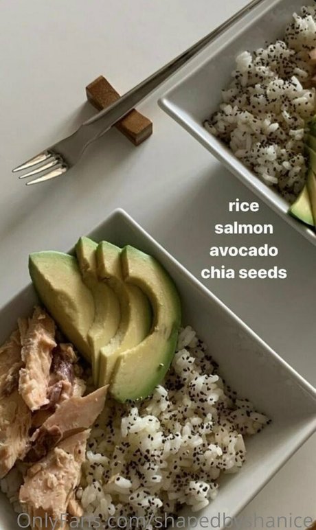 オイルを塗った巨乳オンリーファンズ アートヌード 写真