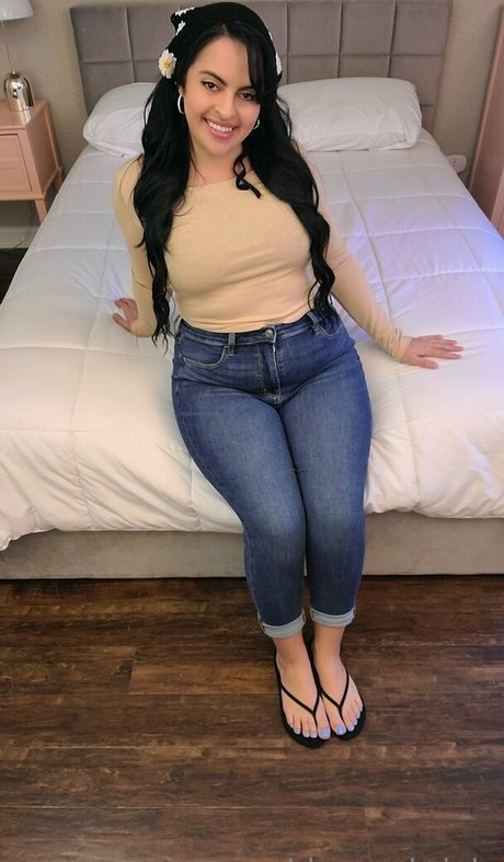 曲線美の女の子オンリーファンズ エロチック ギャラリー