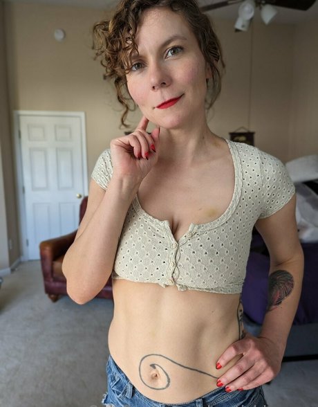 服を着たオンリーファンズ アートポルノ ギャラリー