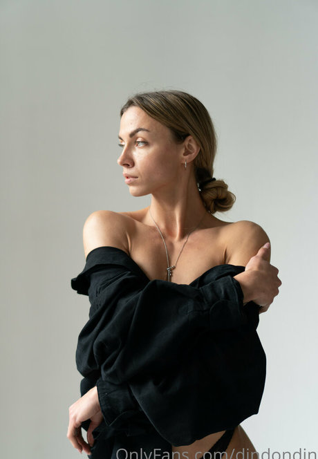 ストリップショー オンリーファンズ 無料ヌード 写真