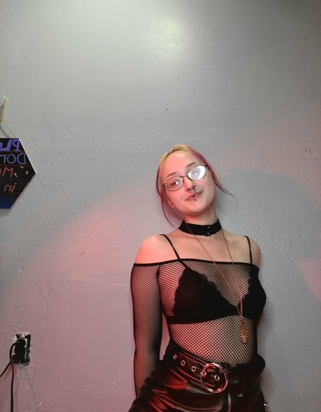 曲線美の女の子オンリーファンズ えろ 画像