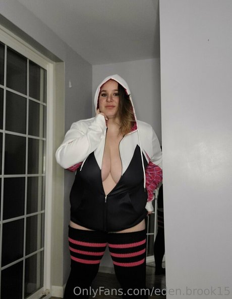 巨乳ストリップオンリーファンズ 美しい 画像