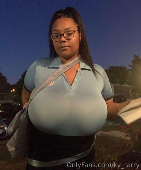 フェムボーイランジェリーオンリーファンズ セクシーヌード 画像