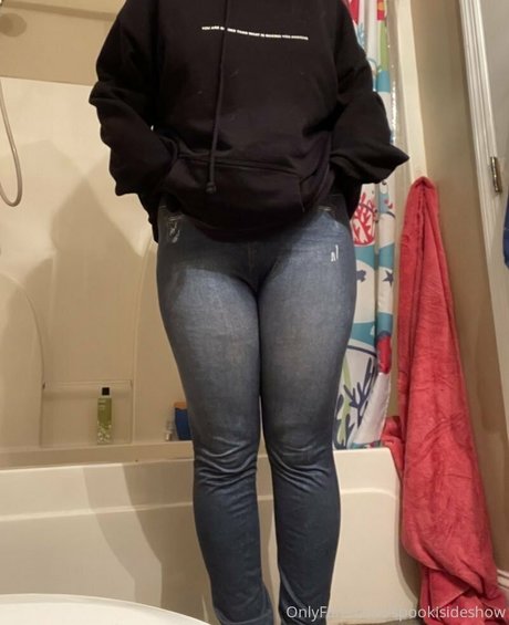 曲線美の女の子オンリーファンズ ホットヌード 写真