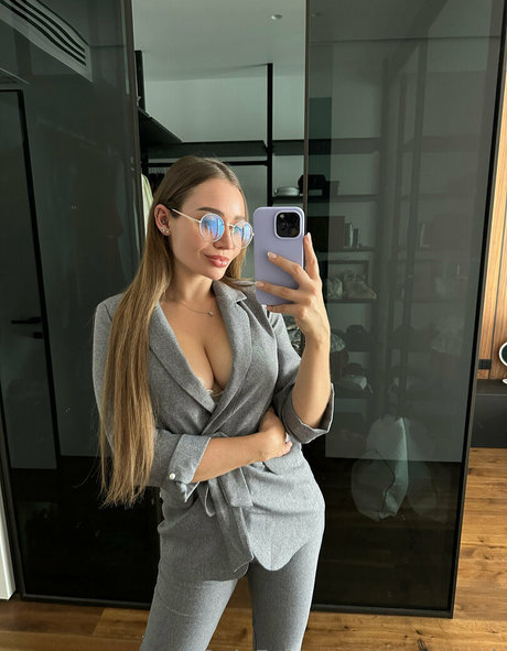 巨乳タトゥーオンリーファンズ ホットセクシー 写真