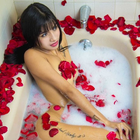 Samantha Puentes 裸のスター 画像