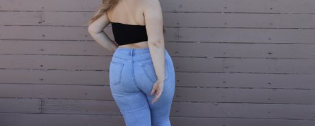 Adalyn スター ヌード 写真