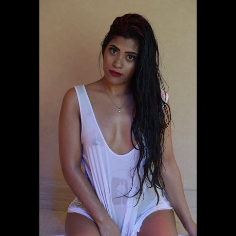 KeshaniAlizahh 無料女優 写真