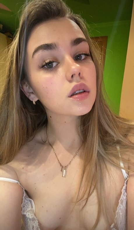 小さなおっぱいオンリーファンズ 美しい裸 写真