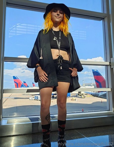 emowaifu162 ホットなポルノスター 写真