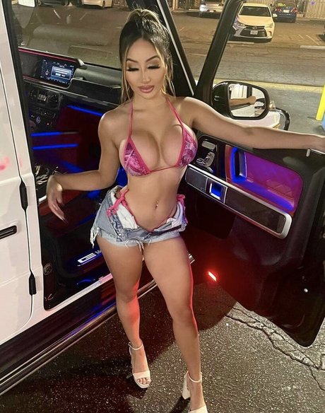 Sabrina Agarie 裸のモデル 写真