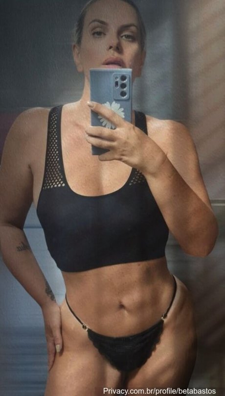 Roberta Bastos ヌードモデル 写真