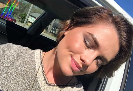 小さなおっぱいオンリーファンズ ホットポルノ 画像