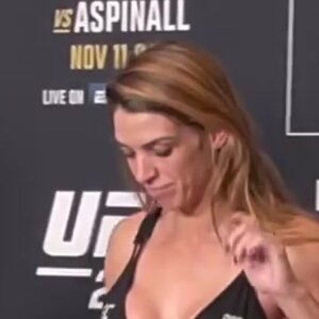 プールでの3P オンリーファンズ 限定 画像