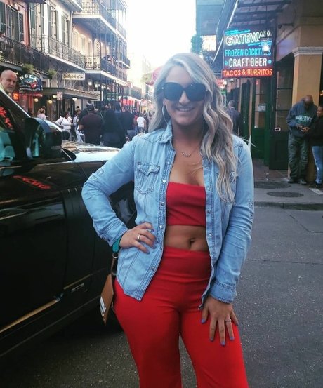 巨乳ストリップオンリーファンズ 美しいヌード ギャラリー