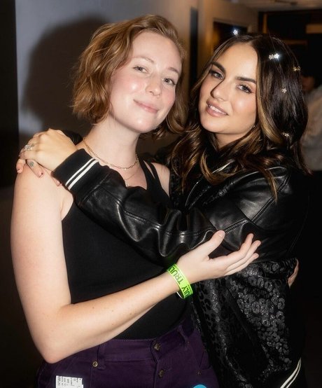 Hannah Einbinder ヌードモデル 写真