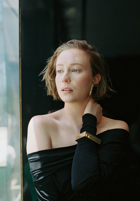 Hannah Einbinder ヌードモデル 写真