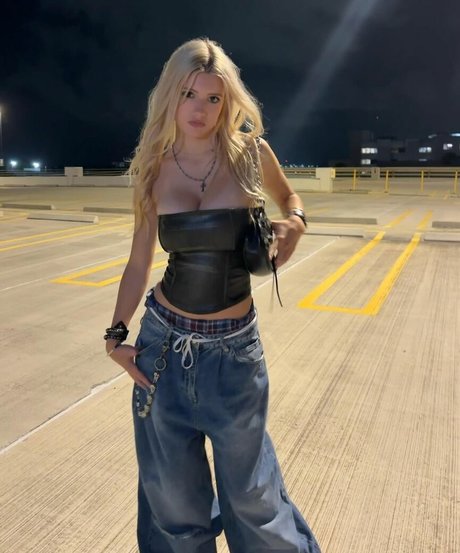 ビキニプリンセスオンリーファンズ セクシー 写真